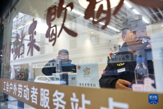 12月16日，戶(hù)外工作者在浙江省嘉興市南湖區(qū)丁家橋社區(qū)個(gè)性化“惠工小站”休息。