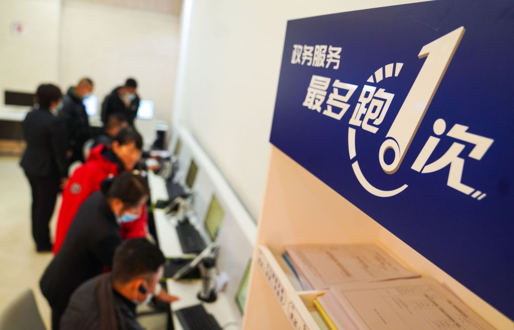 在吉林省長春市二道區(qū)政務(wù)服務(wù)中心輔助填報區(qū)，市民在工作人員的輔助下進(jìn)行事項填報（2020年11月23日攝）。新華社記者 許暢 攝