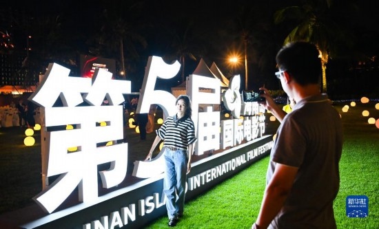 12月16日，觀眾在第五屆海南島國際電影節(jié)開幕式現(xiàn)場拍照留念。
