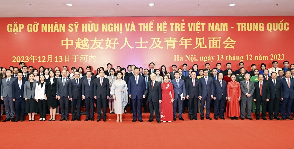 習近平夫婦和阮富仲夫婦同中越兩國青年和友好人士代表親切合影。
