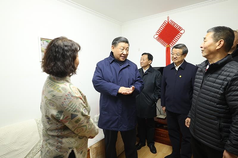 △2023年11月10日下午，習(xí)近平總書記在河北涿州市雙塔街道永濟秀園小區(qū)居民董彩英家看望慰問。