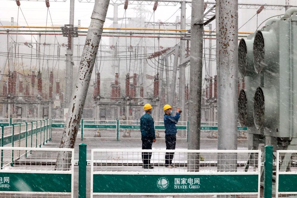 △國網(wǎng)壽光市供電公司變電運維人員在檢查變電站積雪情況。