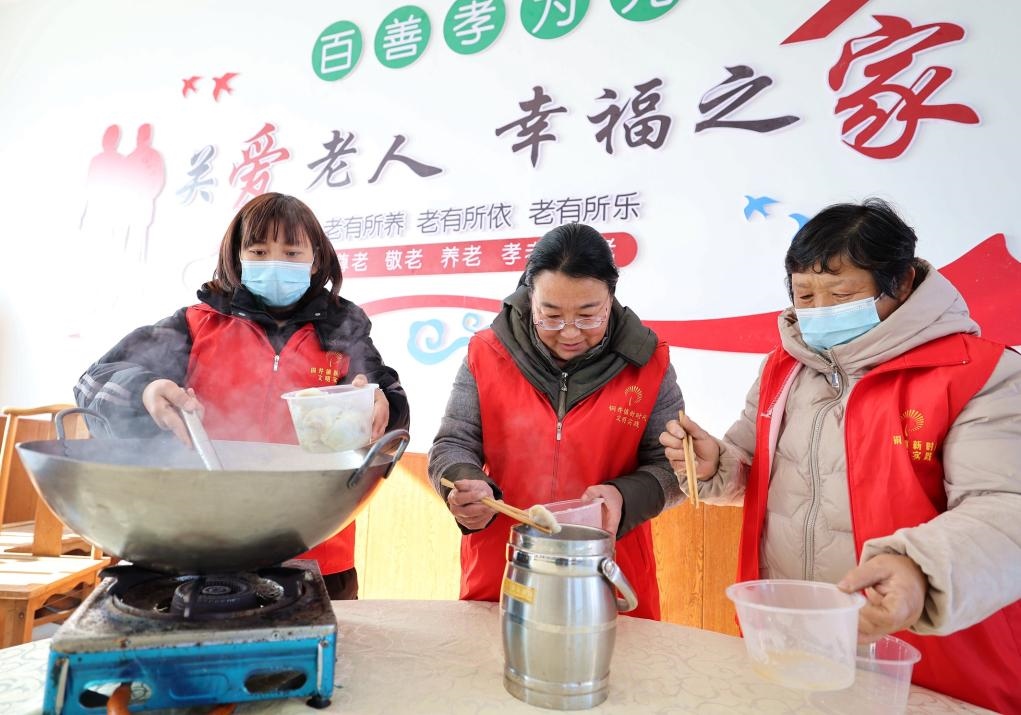 12月17日，在山東省臨沂市沂南縣銅井鎮(zhèn)杜山社區(qū)孝善食堂，志愿者們?cè)跒樯鐓^(qū)內(nèi)獨(dú)居和行動(dòng)不便的老人煮水餃。 新華社發(fā)（王彥冰 攝）