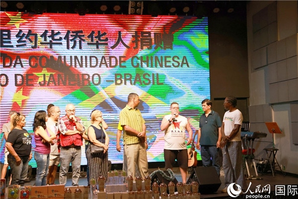 兒童殘障教育中心負責人胡里奧向捐贈方表示感謝。人民網(wǎng)記者 陳海琪攝
