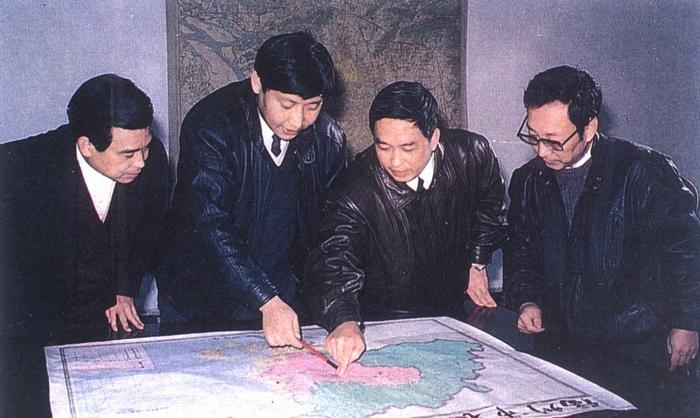 1991年12月，習近平與同事討論福州市戰(zhàn)略規(guī)劃設(shè)想。