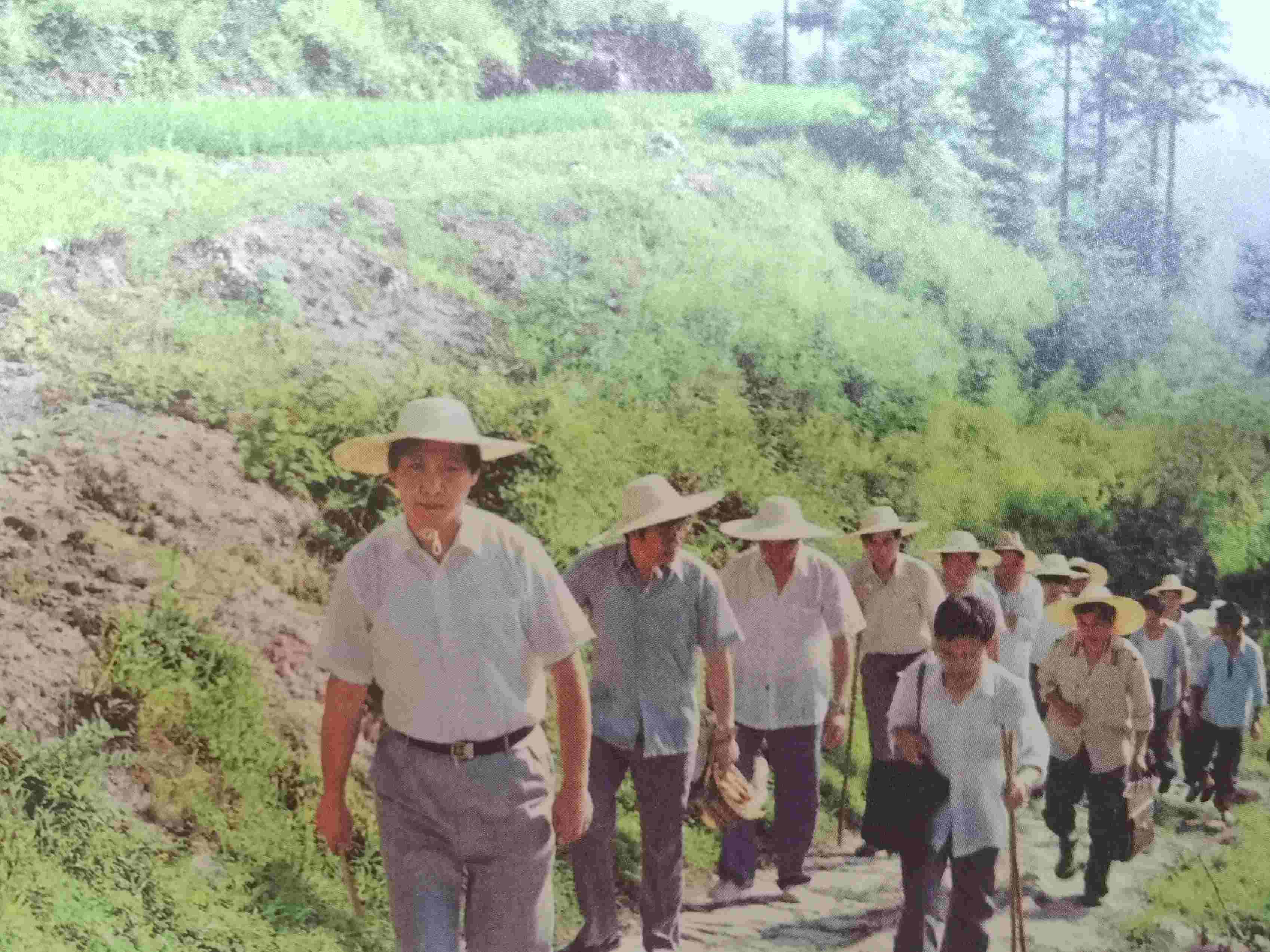 1989年7月，習近平冒著酷暑，帶頭步行到下黨鄉(xiāng)調(diào)研。
