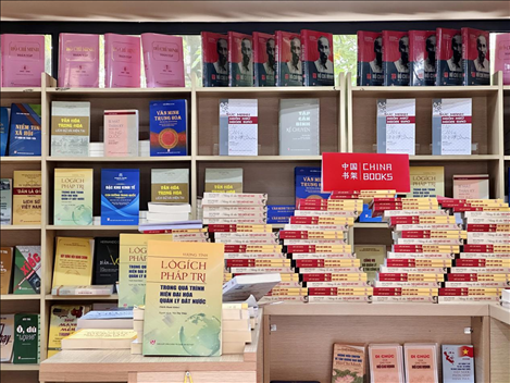 中國主題圖書亮相越南河內(nèi)書街。中國圖書進(jìn)出口（集團(tuán)）有限公司供圖