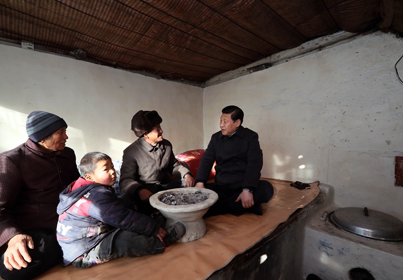 2012年12月30日，習(xí)近平在河北省阜平縣龍泉關(guān)鎮(zhèn)駱駝灣村看望唐榮斌老人一家。