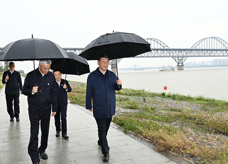 2023年10月10日，習(xí)近平總書記在江西長(zhǎng)江國家文化公園九江城區(qū)段冒雨考察。