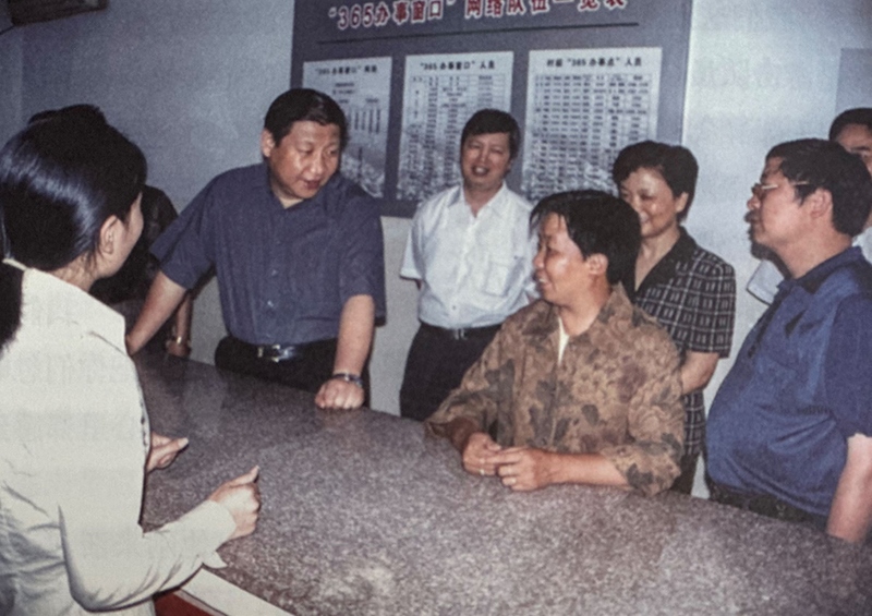 2003年6月，習(xí)近平在浙江金華市磐安縣新渥鎮(zhèn)“365辦事窗口”調(diào)研。