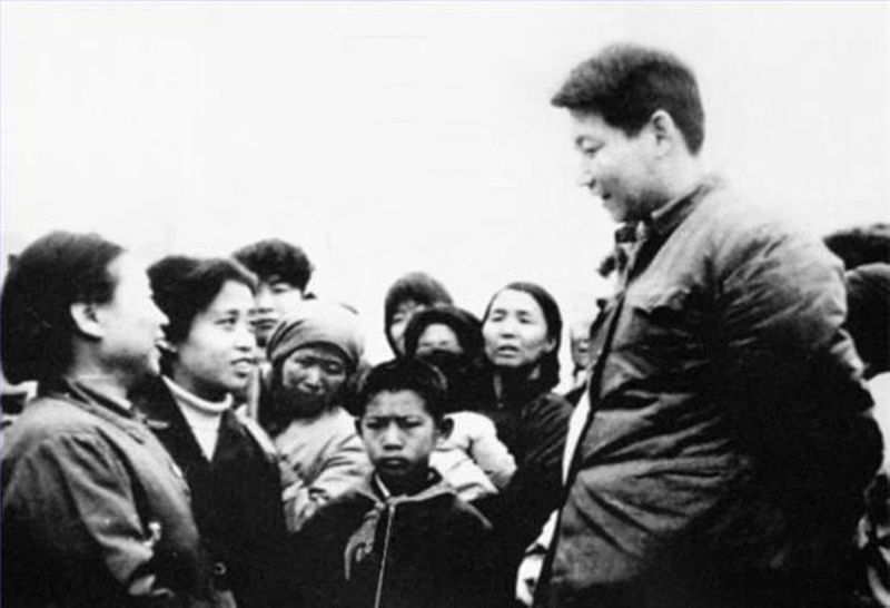 1983年，時(shí)任中共正定縣委書記的習(xí)近平同趙村群眾交談。