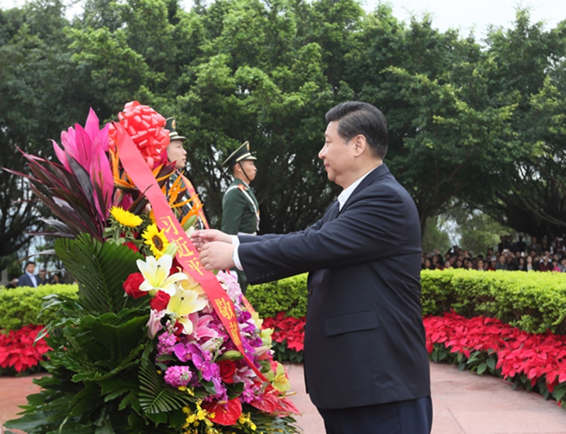 2012年12月8日，習(xí)近平在深圳蓮花山公園向鄧小平銅像敬獻(xiàn)花籃。