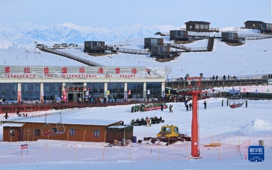 隨著新雪季的到來，那拉提國際滑雪場迎來眾多游客（(12月21日攝）。
