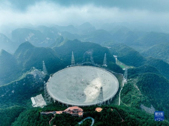 這是2023年7月26日拍攝的“中國(guó)天眼”全景（無人機(jī)照片，維護(hù)保養(yǎng)期間拍攝）。 新華社記者 歐東衢 攝