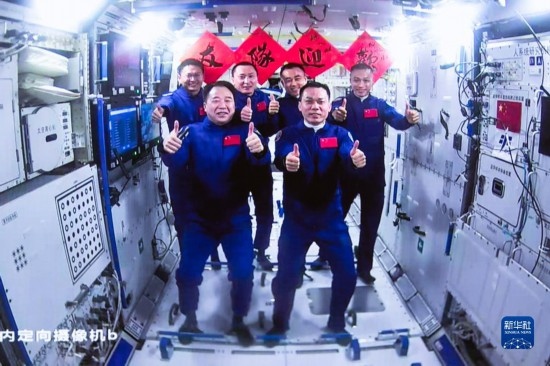 這是2023年10月26日在北京航天飛行控制中心拍攝的神舟十六號(hào)航天員乘組與神舟十七號(hào)航天員乘組“全家?！薄?新華社發(fā)（韓啟揚(yáng) 攝）