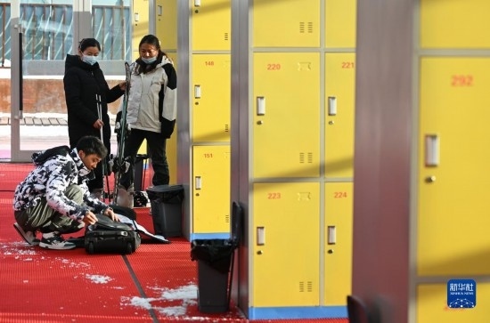 12月21日，游客在滑雪服務大廳整理滑雪裝備。