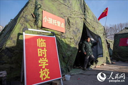 12月22日，在積石山縣大河家鎮(zhèn)大河村安置點，陸軍76集團軍某旅搭建的“臨時學?！背蔀樾∨笥训摹凹佑驼尽?。人民網(wǎng)記者 翁奇羽攝