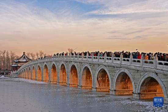 這是12月22日拍攝的頤和園十七孔橋“金光穿洞”景象。