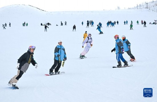 12月21日，游客在那拉提國際滑雪場滑雪。