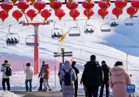 12月21日，那拉提國際滑雪場迎來眾多游客。