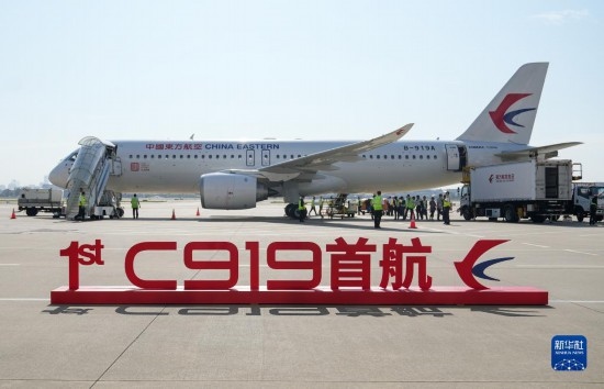 這是2023年5月28日在上海虹橋國(guó)際機(jī)場(chǎng)停機(jī)坪拍攝的C919飛機(jī)。當(dāng)日，由C919大型客機(jī)執(zhí)飛的東方航空MU9191航班平穩(wěn)降落在北京首都國(guó)際機(jī)場(chǎng)，標(biāo)志著該機(jī)型圓滿完成首個(gè)商業(yè)航班飛行，正式進(jìn)入民航市場(chǎng)，開啟市場(chǎng)化運(yùn)營(yíng)、產(chǎn)業(yè)化發(fā)展新征程。 新華社記者 丁汀 攝