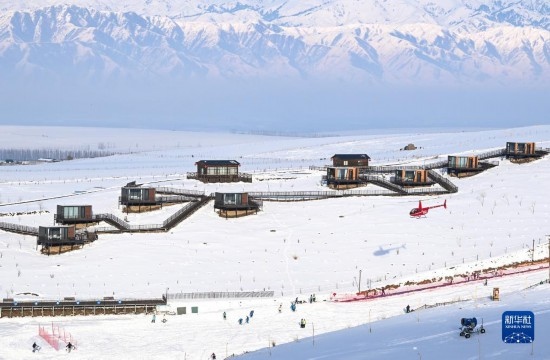那拉提國際滑雪場旁新近落成的雪景星空民宿（12月21日攝）。