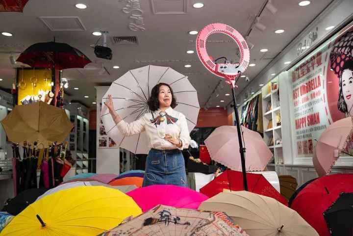 在義烏打拼了27年的商戶張吉英，正通過直播銷售雨傘。義烏市委宣傳部供圖