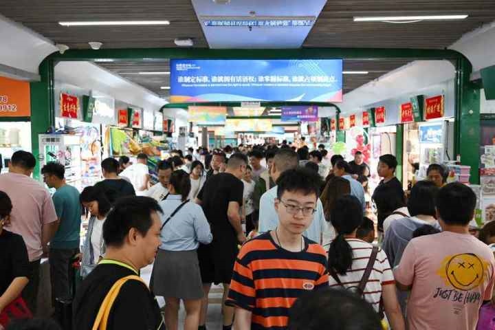 國慶長假期間，“世界超市”摩肩接踵。共享聯(lián)盟·義烏 吳峰宇 攝