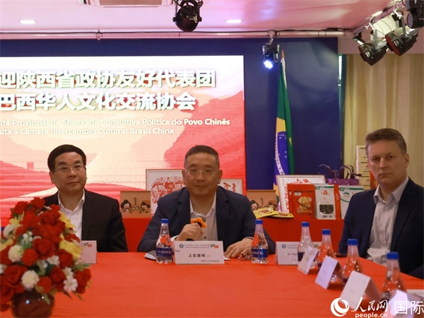 巴西華人文化交流協(xié)會(huì)主席上官建峰（中）在座談會(huì)上發(fā)言。人民網(wǎng)記者 陳海琪攝