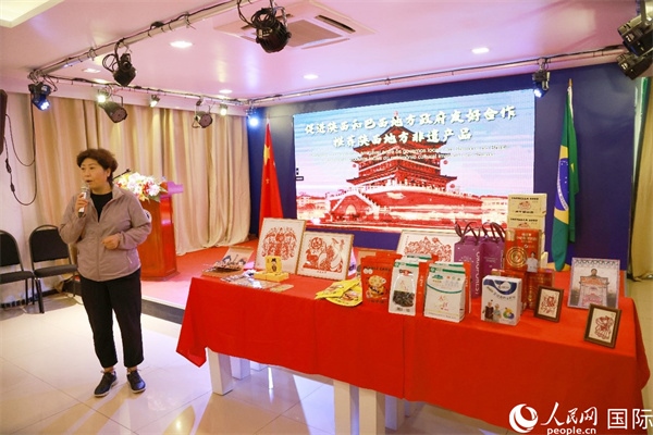 代表團(tuán)成員、咸陽(yáng)市政協(xié)主席李曉靜向與會(huì)嘉賓介紹了陜西的特色產(chǎn)品。人民網(wǎng)記者 陳海琪攝