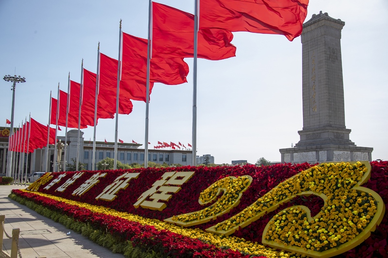 2022年10月16日，北京，中國共產(chǎn)黨第二十次全國代表大會開幕，人民大會堂外紅旗飄揚。