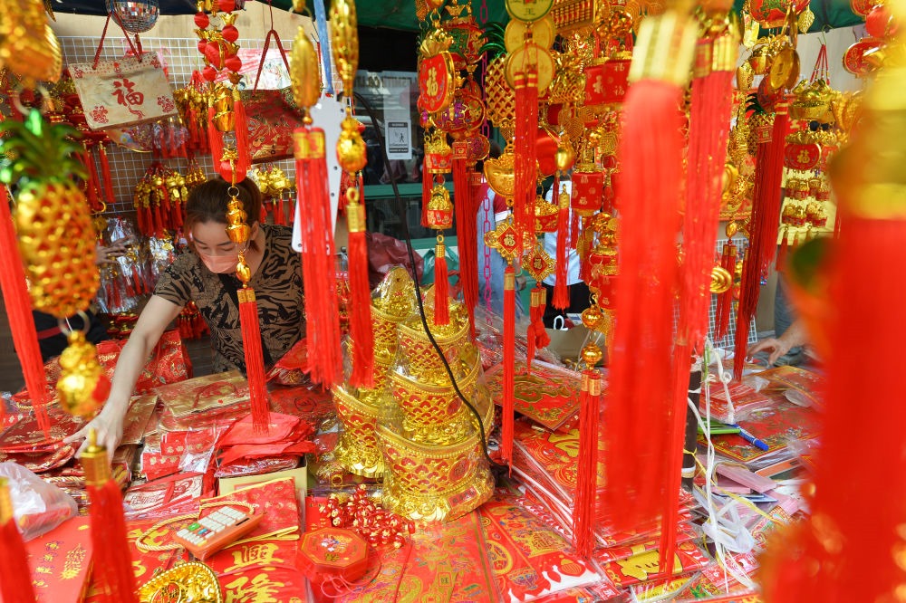 一名商販在泰國曼谷唐人街的攤位上擺放春節(jié)飾品。新華社發(fā)（拉亨攝）