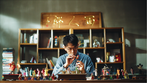 郎佳子彧通過短視頻直播，讓更多人關(guān)注并喜歡捏面人。受訪者供圖