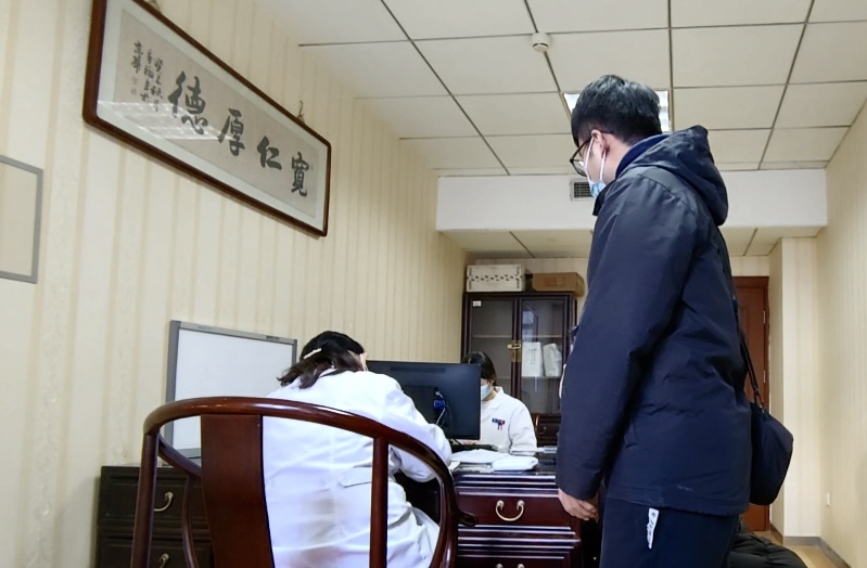 陪診師大飛陪同來京就診的患者在醫(yī)院?jiǎn)栐\。人民網(wǎng)記者 任妍攝