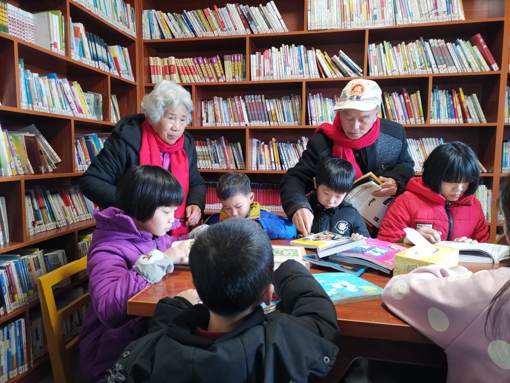 夏昭炎夫婦在譚家垅村的小書屋輔導小學生。（劉峰 攝）