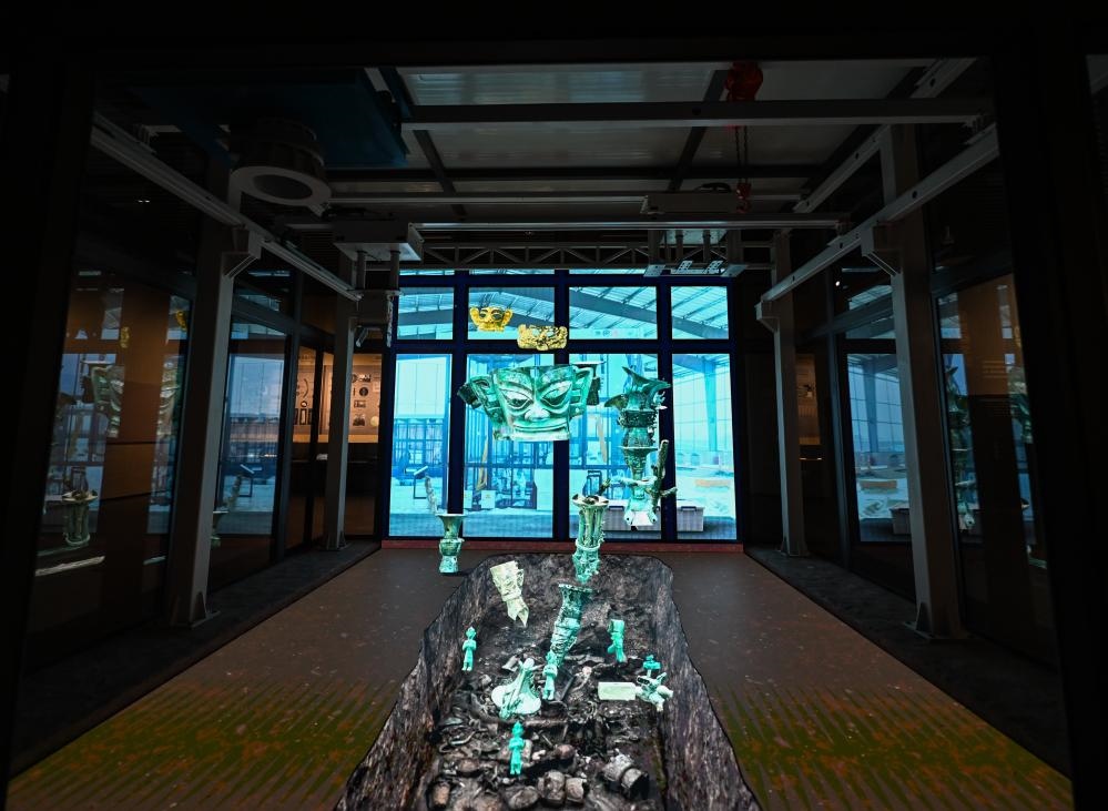 在三星堆博物館新館拍攝的裸眼3D技術還原的考古“方艙”。新華社記者王曦 攝