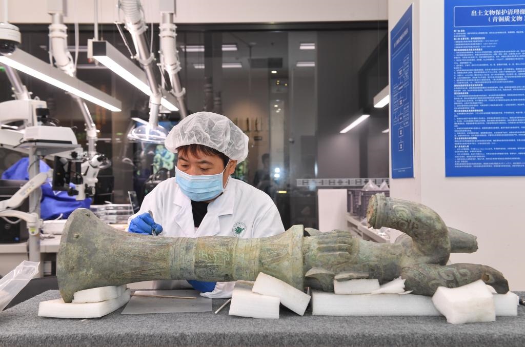 在三星堆博物館文物保護與修復館內(nèi)，工作人員在對文物進行清理。新華社記者劉坤 攝