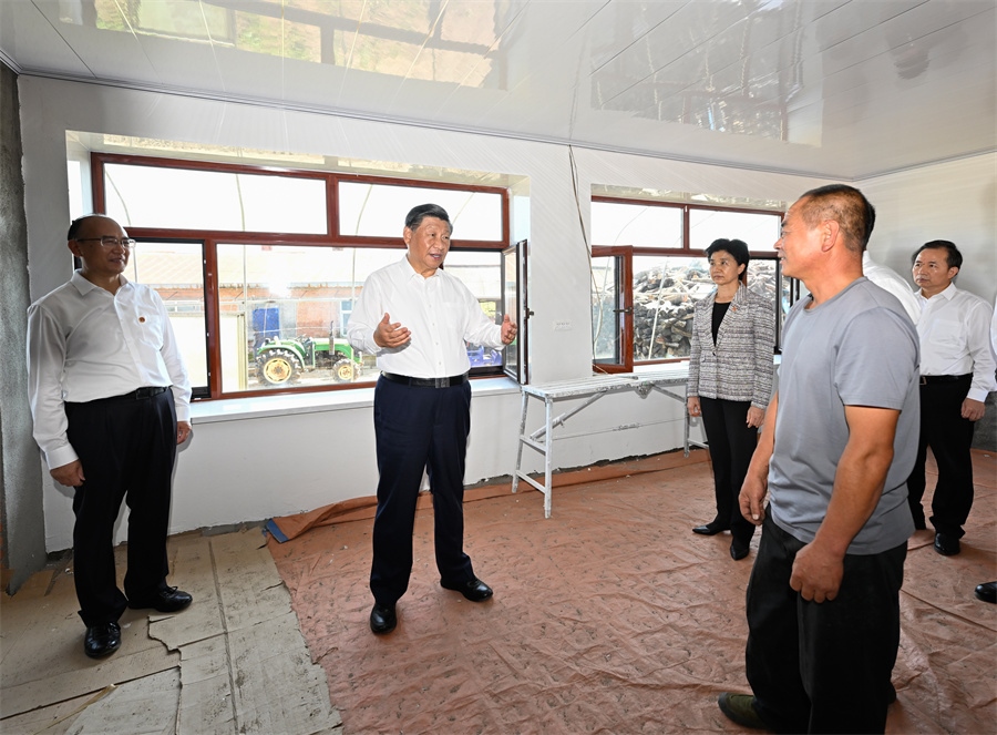 2023年9月7日，在遭受洪澇災(zāi)害的黑龍江尚志市老街基鄉(xiāng)龍王廟村，習(xí)近平總書記走進村民楊春貴家中，察看受損房屋修繕情況。