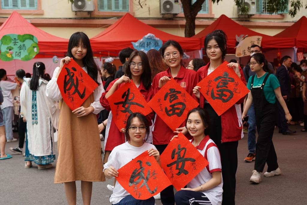 2023年4月21日，在越南河內(nèi)大學(xué)孔子學(xué)院，越南大學(xué)生展示漢字書法作品。新華社記者胡佳麗攝