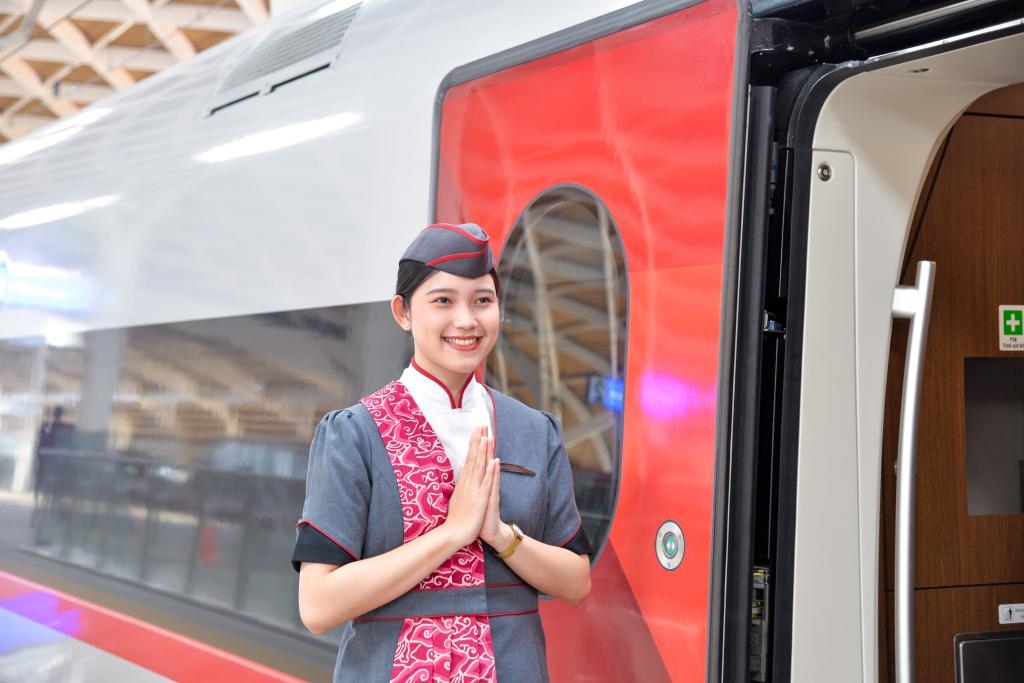 12月12日，乘務(wù)人員在印度尼西亞雅加達(dá)的哈利姆車站站臺(tái)歡迎乘坐雅萬高鐵的乘客。新華社記者徐欽攝