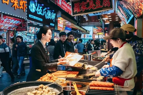 當?shù)劂y行工作人員向個體經營者介紹金融服務。受訪者供圖