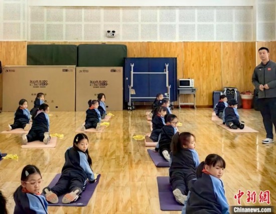 逸陽文思學校學生正在進行運動恢復矯正訓練。<a target='_blank' href='/' ><p align=