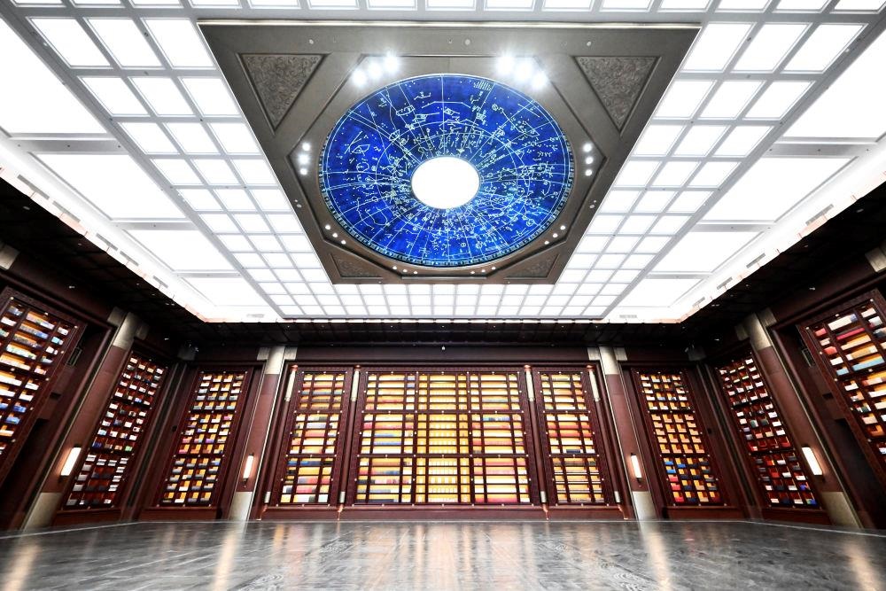 △中國(guó)國(guó)家版本館中央總館“文瀚閣”內(nèi)景。星空穹頂上是一幅宋代石刻天文圖，傳遞著“文瀚閣”的寓意：中華文明如星空般浩瀚璀璨。