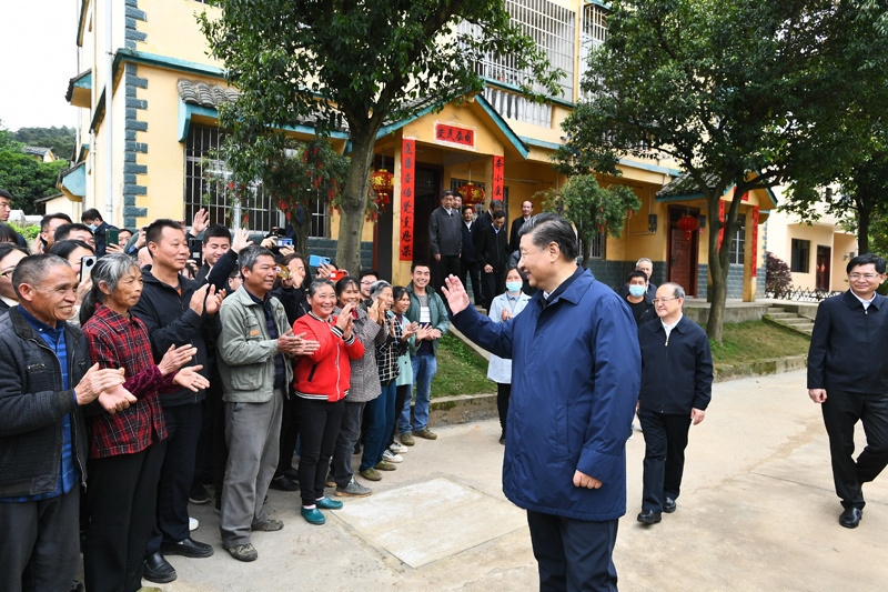 2021年4月25日，習(xí)近平總書記在廣西桂林市全州縣才灣鎮(zhèn)毛竹山村考察時(shí)，同鄉(xiāng)親們親切交流。新華社記者 謝環(huán)馳 攝