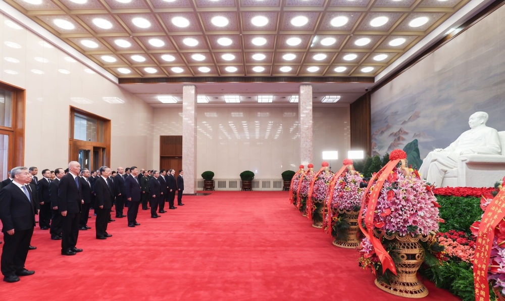 12月26日，中共中央在北京人民大會堂舉行紀念毛澤東同志誕辰130周年座談會。座談會前，習近平、李強、趙樂際、王滬寧、蔡奇、丁薛祥、李希、韓正等領導同志來到毛主席紀念堂瞻仰毛澤東同志遺容。