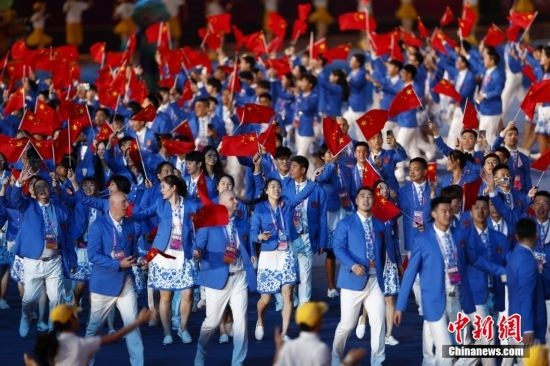 資料圖：9月23日，杭州第19屆亞運(yùn)會(huì)開幕式舉行。中國(guó)代表團(tuán)身著星辰藍(lán)禮服驚艷亮相。<a target='_blank' href='/'><p align=