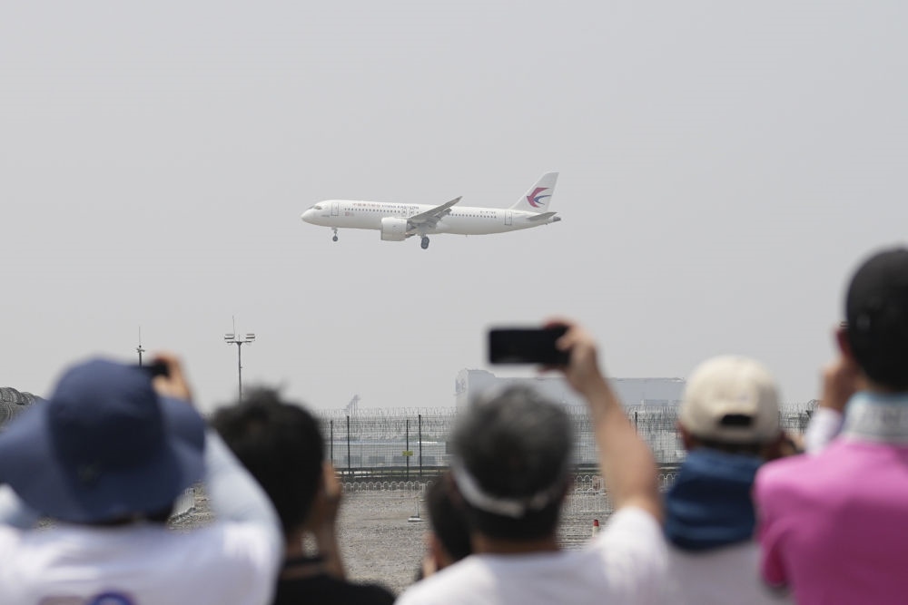 2023年5月28日，C919首個商業(yè)航班東航MU9191飛抵北京首都國際機(jī)場。新華社記者 鞠煥宗 攝