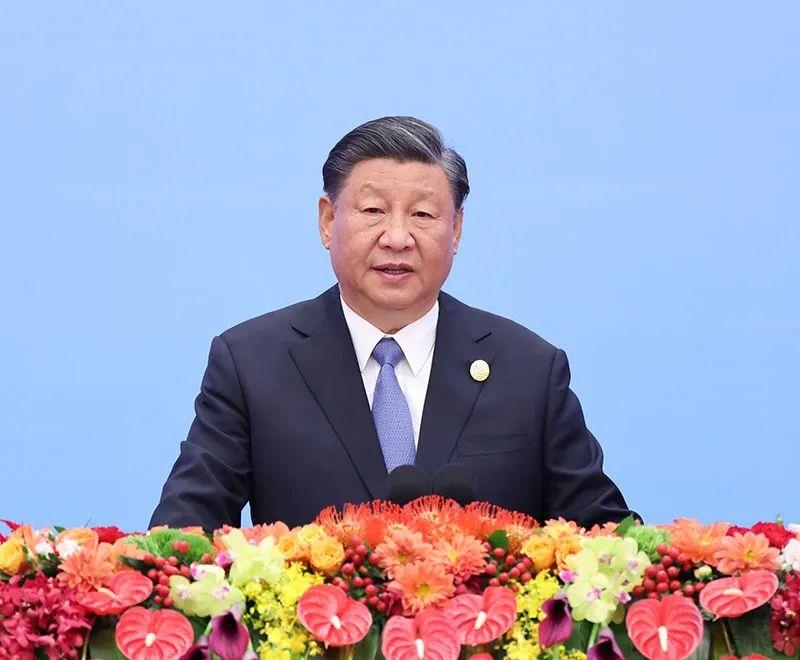 10月18日上午，習近平主席在北京人民大會堂出席第三屆“一帶一路”國際合作高峰論壇開幕式并發(fā)表題為《建設(shè)開放包容、互聯(lián)互通、共同發(fā)展的世界》的主旨演講。