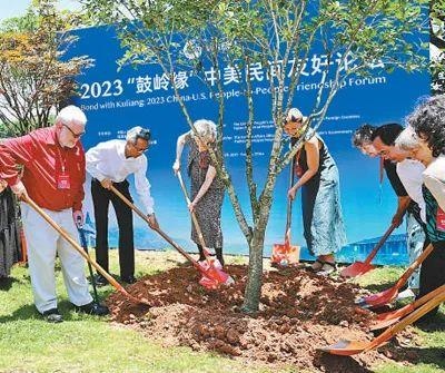 6月，2023“鼓嶺緣”中美民間友好論壇在福建省福州市舉辦。圖為出席“鼓嶺之友”座談會的中美各界人士在鼓嶺共同植樹留念。