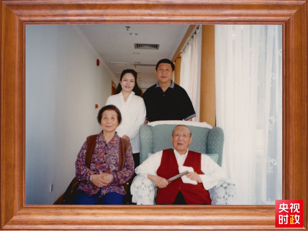 △這是習近平夫婦同父親習仲勛、母親齊心的合影。這張照片第一次出現(xiàn)在他的書架上。